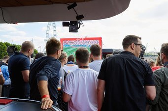 Pearl of London - Official Bud Boat for the 2018 World Cup Top Deck TV